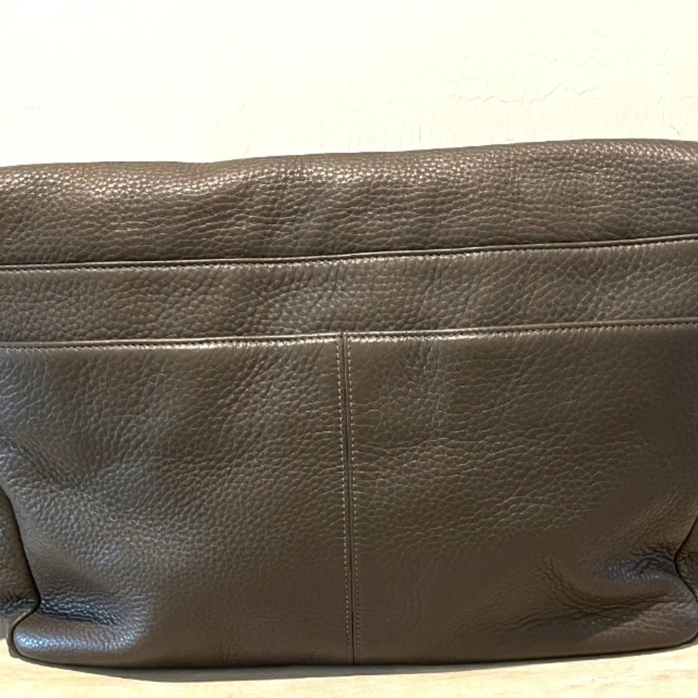 Rare Ecco Unisex Ely Grey Pebbled Leather Messenger Bag is Pristine